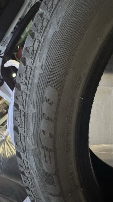 Продам зимние шины 235 55 R19