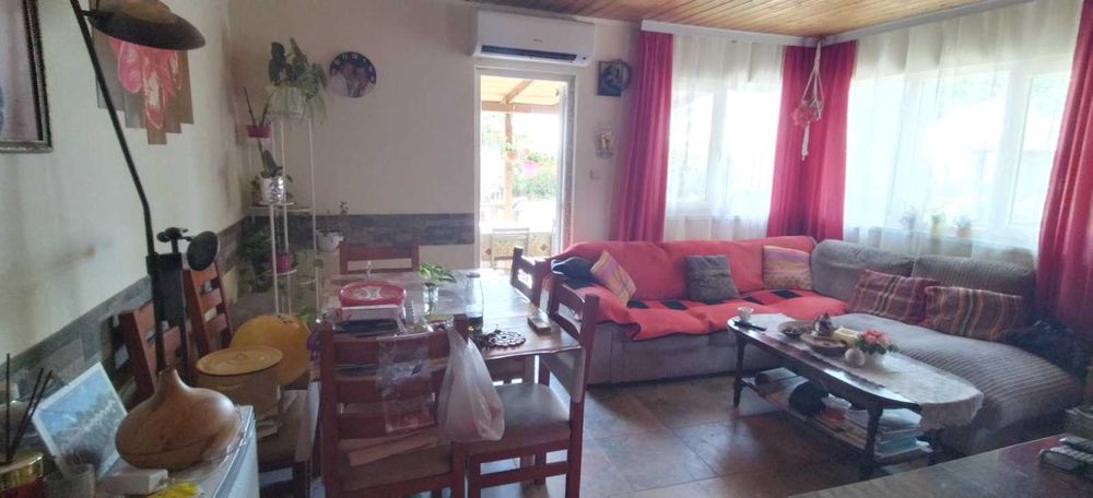 Две самостоятелни къщи в делим двор в с. Ген. Кантарджиево