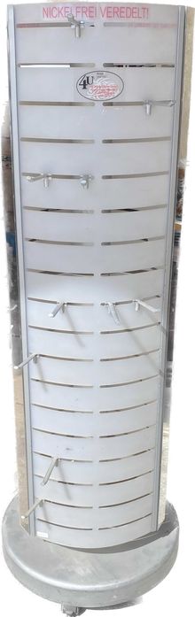 Бижута и въртящ стелаж за бижута