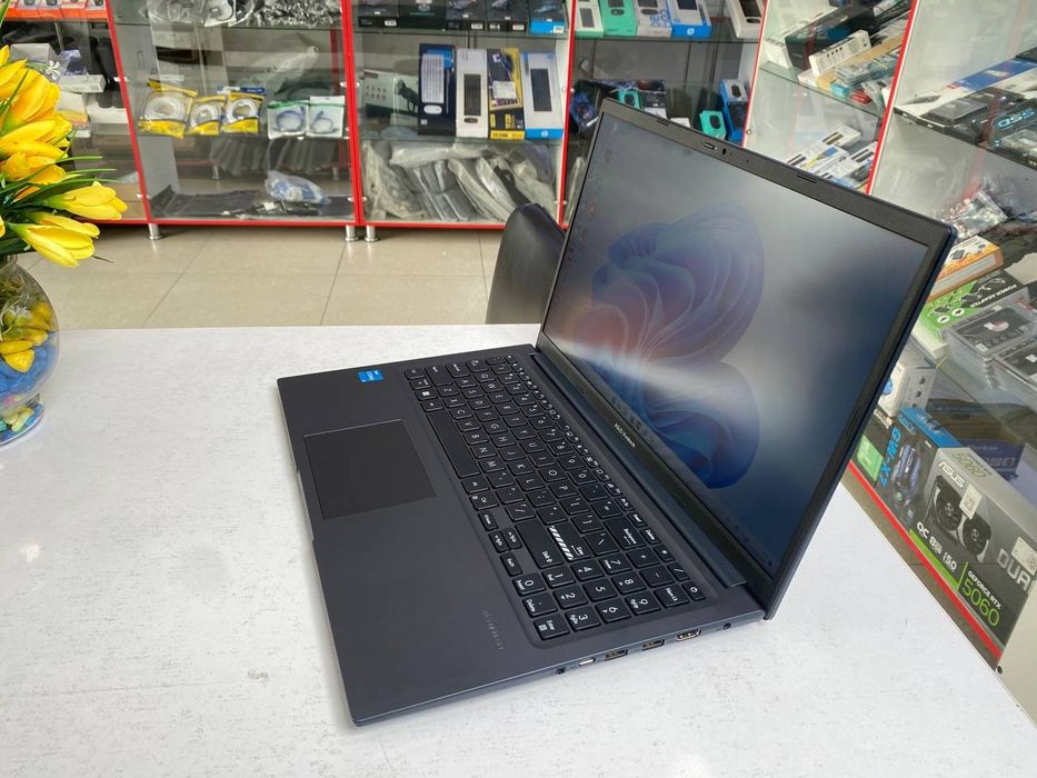 Asus vivobook core i3-1215U 8/256 SSD holati ideal