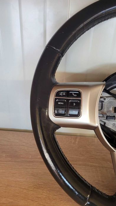 Продавам много запазен волан за Jeep Grand Cherokee 2010 - 2014
