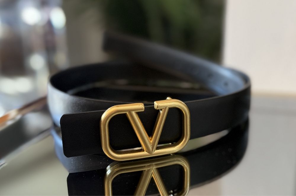 Curea Valentino Garavani – neagră cu emblemă aurie