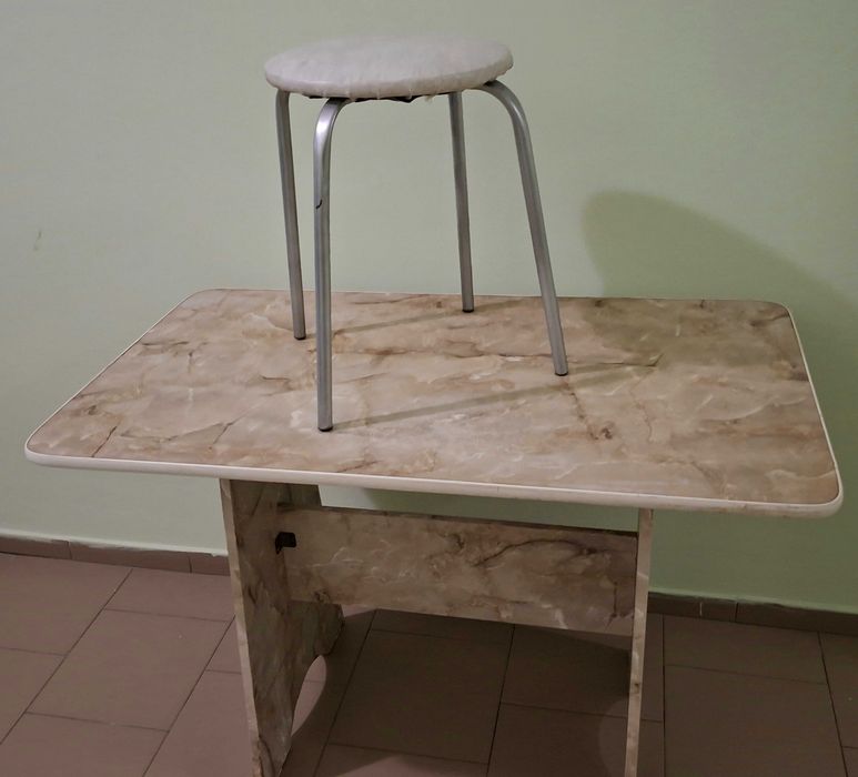 Продам кухонный стол