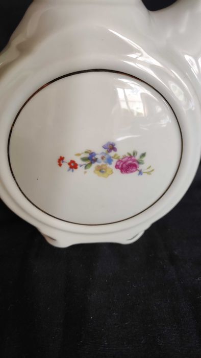 Българска порцеланова каничка на "Китка"