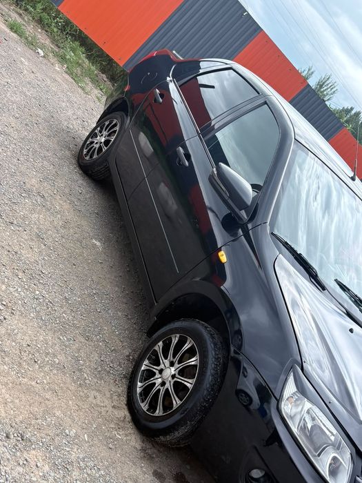 Продам машину Лада объем 1.6