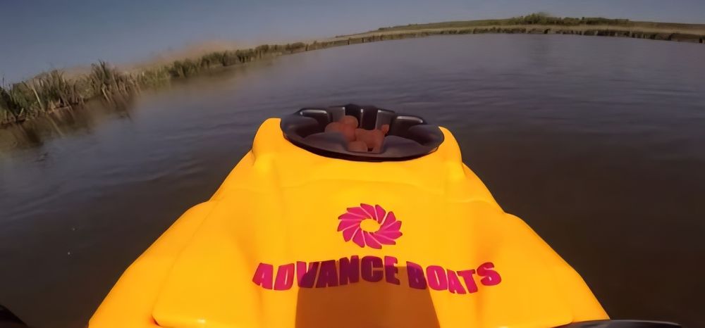 Navomodel plantat cu sonar Advance Spreader 2