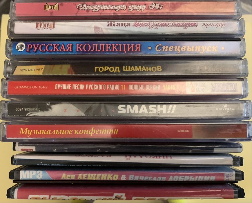 В хорошем состоянии CD диски, аудио кассеты