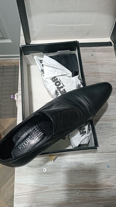 Мужские туфли узкие носы