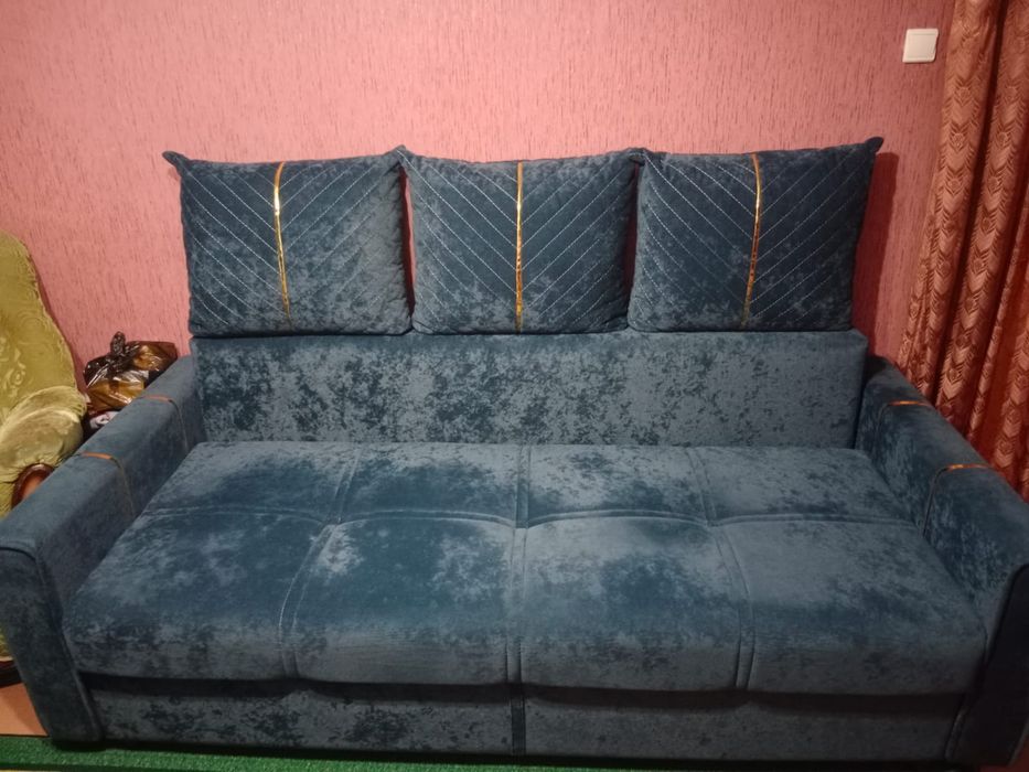 Продам  темно синий диван