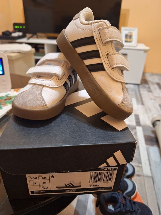 Бял Адидас номер 22