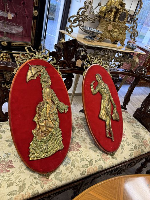 Doua tablouri - bronz in relief pe catifea rosie