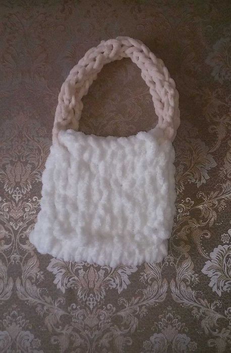 Разные женские вязаные сумки