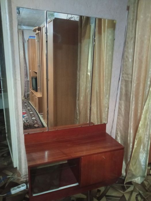 Трюмо. Стол компьютерный. Самовывоз