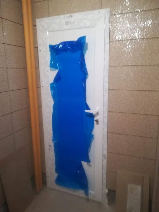 Бели алуминиеви врати с обръщане за баня