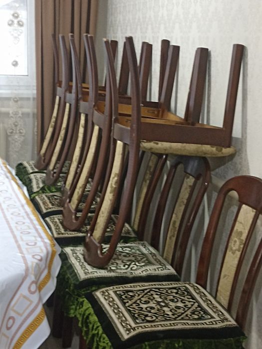 Стол со стульями