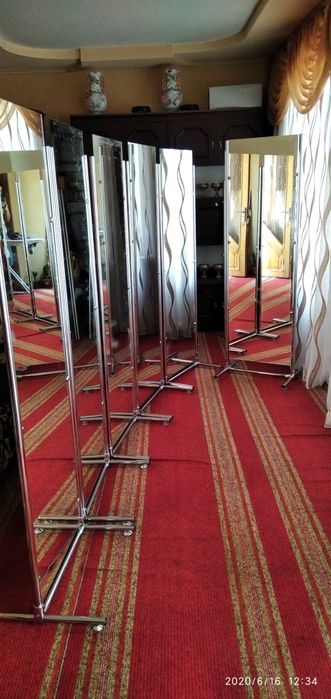 Зеркало на стойках черной золотой оправе для прихожей салонов и ателье