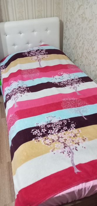 Мебель. Кровать с матрасом и комод.