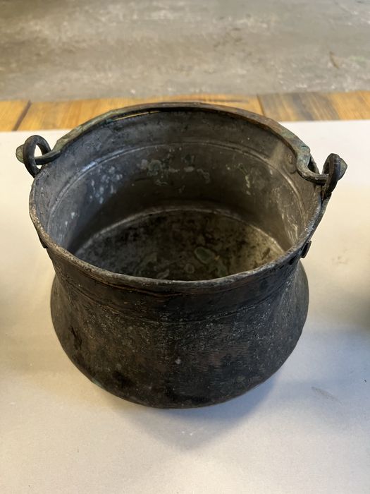 Продавам медни бакъри различни размери.