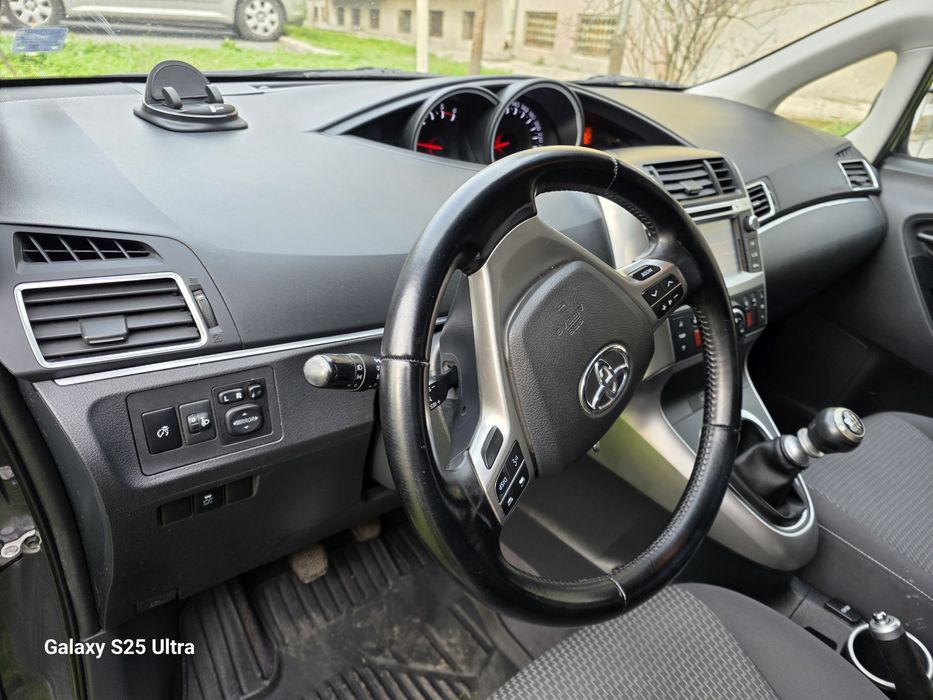 Продавам Тойота Версо