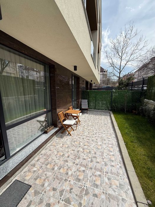 Дава се под наем обзаведен двустаен апартамент със собствен двор