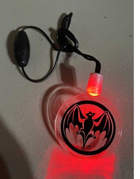 Colier/medalion magnetic cu liliac luminos Bacardi Rum