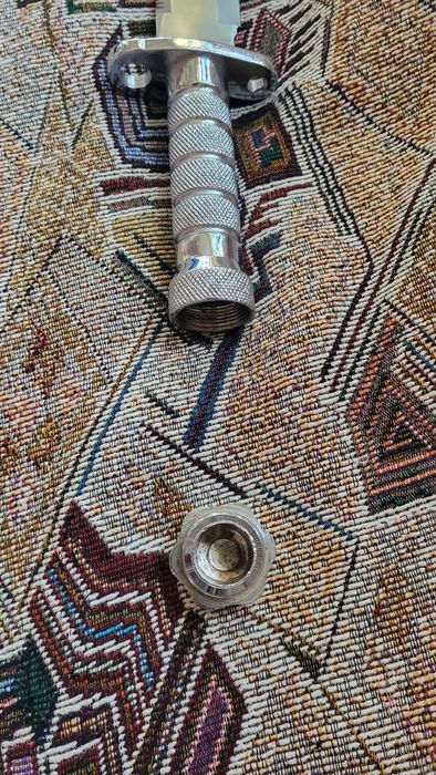 Продавам нож  с къния