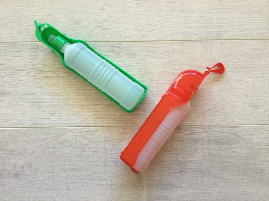 НОВИ преносими фламинго бутилка / диспенсъри за вода за куче от Италия