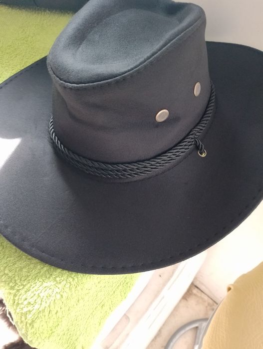 Palarie cowboy cu borul larg