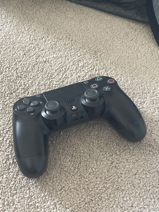 Продавам: PlayStation 4, два джойстика и три игри на Fifa