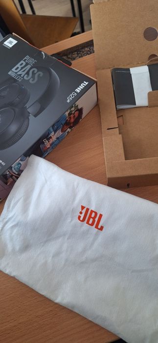 Vand casti JBL  525  BT