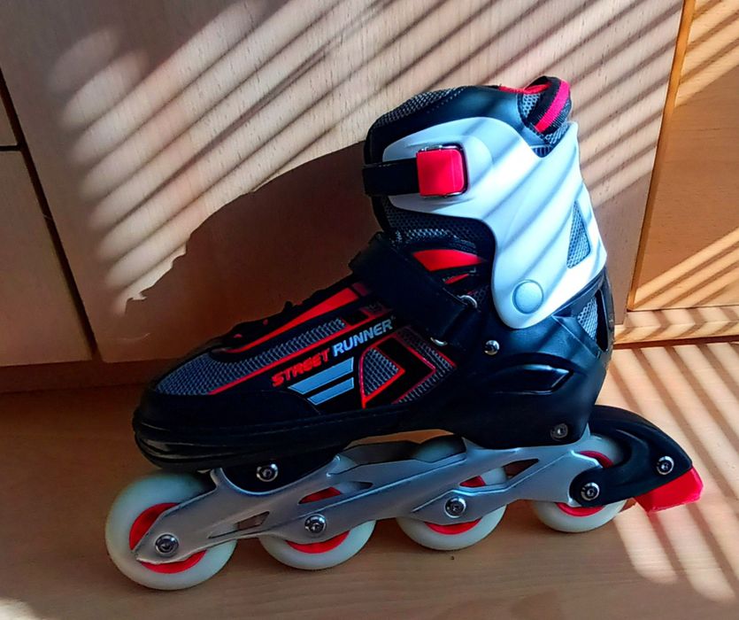 Ролери в:червен,черен и бял цвят.Номера от 39 до 42