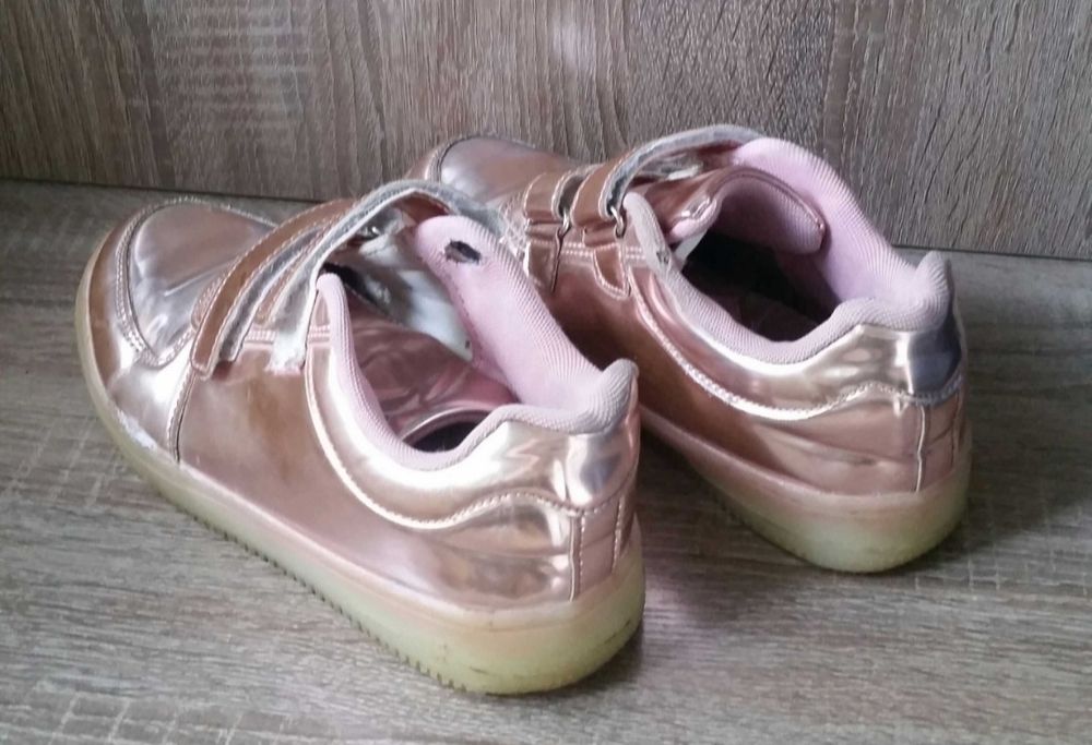 Кроссовки светящиеся  для девочки подростка