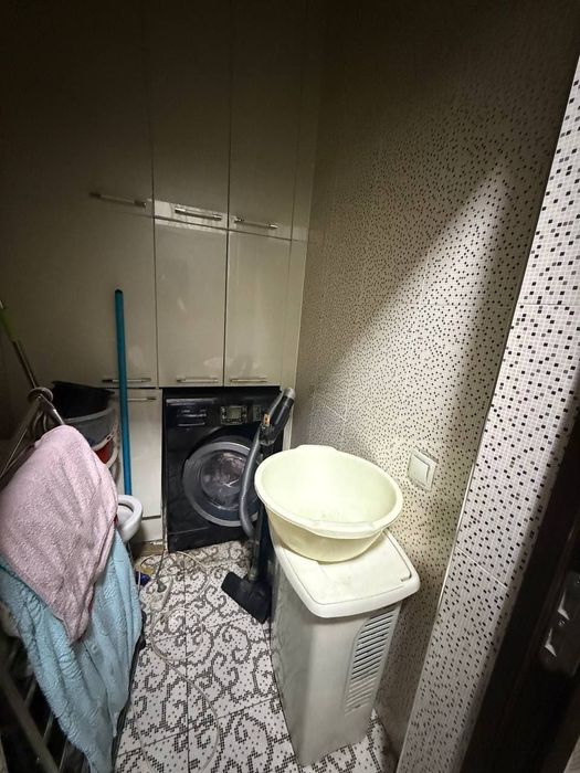 Кв 2 этаж. 3 дом .  5 этажный дом.  80 кв. Свой кв. Продаётся.