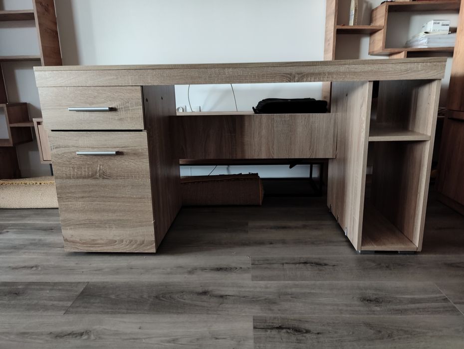 Birou cu sertare și spațiu pentru computer