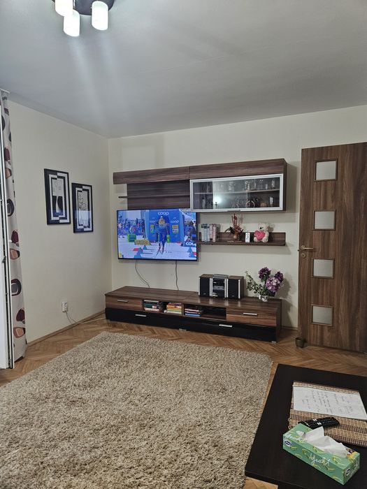Închiriez apartament cu 3 camere