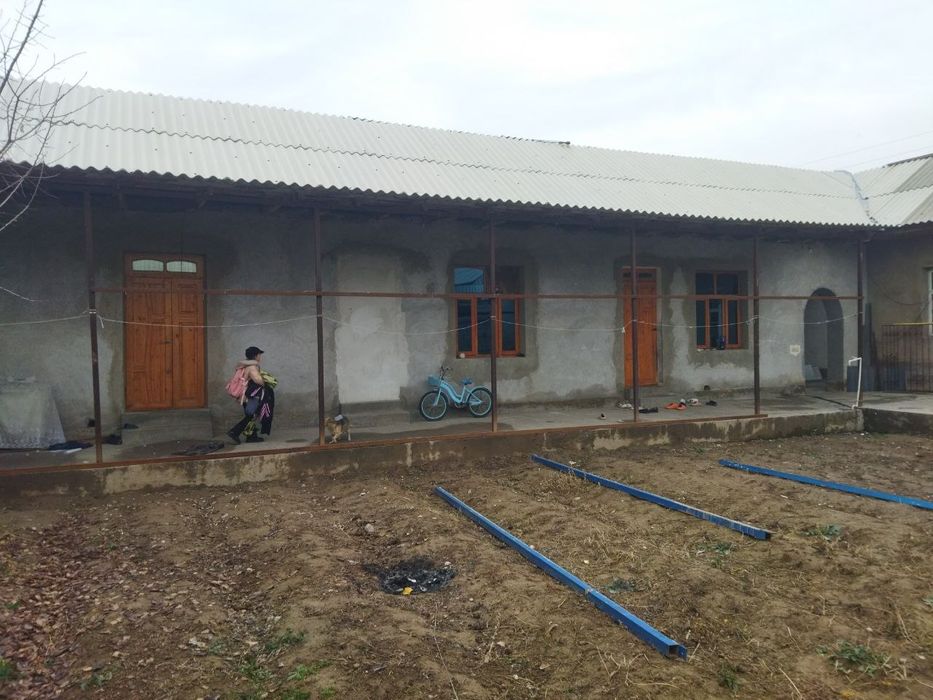 Усчастка сотилади.дом продаётся