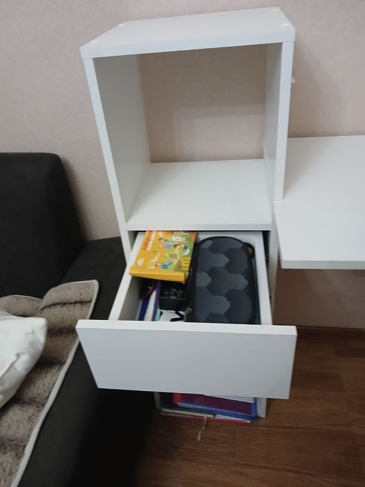 Белый стол с шкафчиками