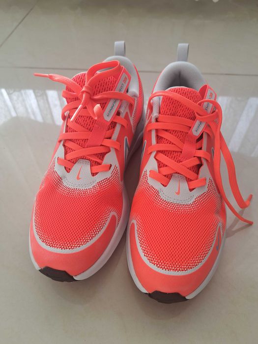 Чисто нови маратонки Nike