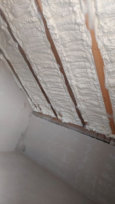 Realizăm izolație cu spumă poliuretanica