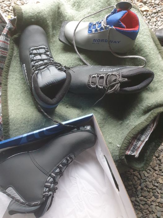 Коньки и лыжи разных размеров