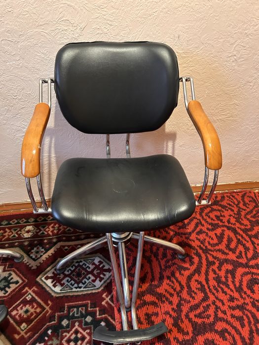 Продаю парикмахерские кресла