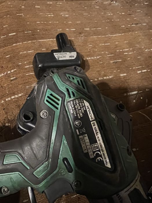 Hitachi bormasina cu 2 acumulatori incarcator si cutie