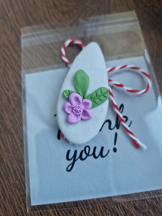 Broșă handmade din lut polimeric, realizată cu atenție la detalii.
Pre