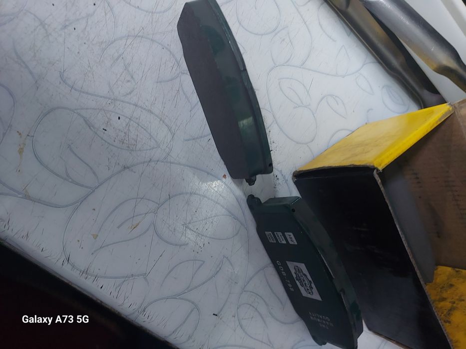 Тормозные колодки на Карина 2