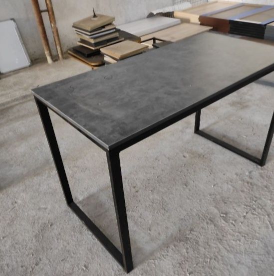 2ta qora metal  stul va 1ta qora metal stol sotiladi narxi arzon