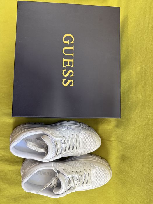 Бели сникърси Guess