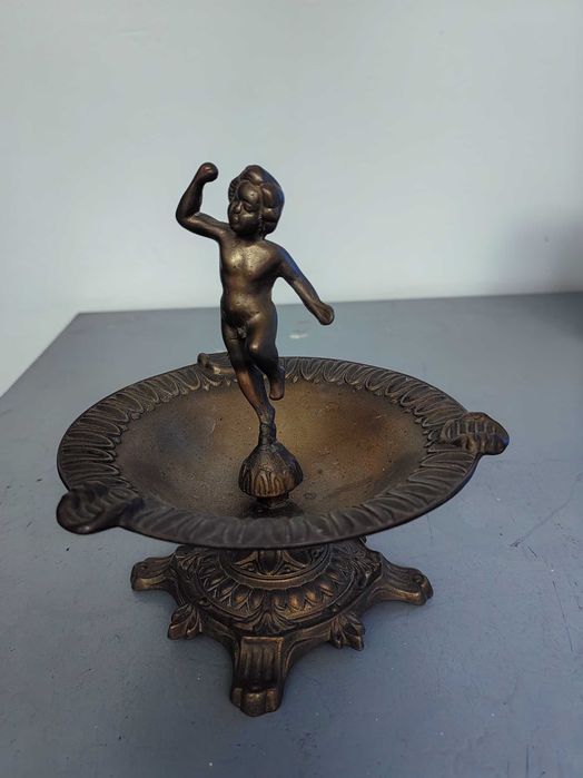 Масивен античен бронзов пепелник