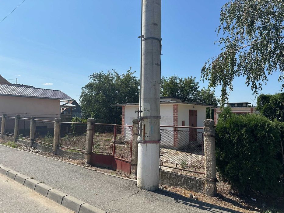 Vand teren + cladiri in centrul localitatii Albesti