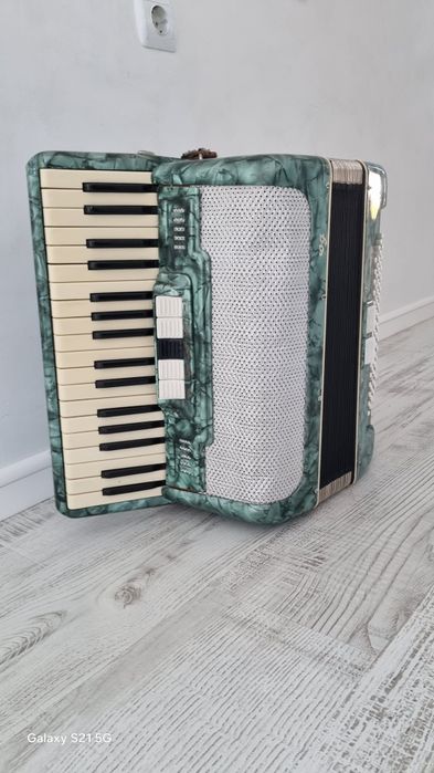 Vând 2 acordeone