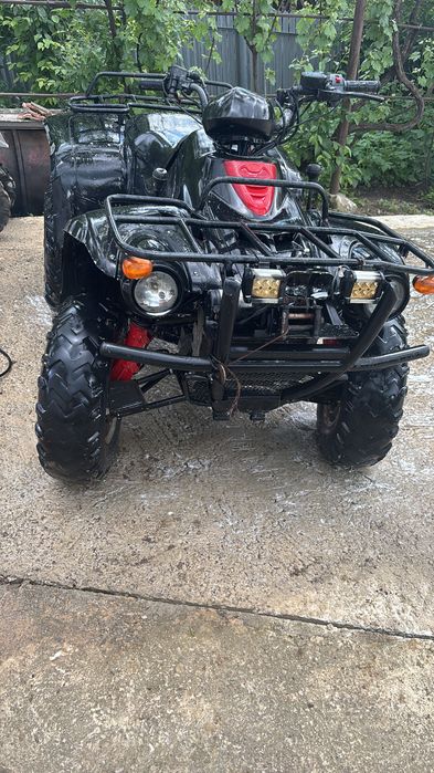 Atv Linhai worker